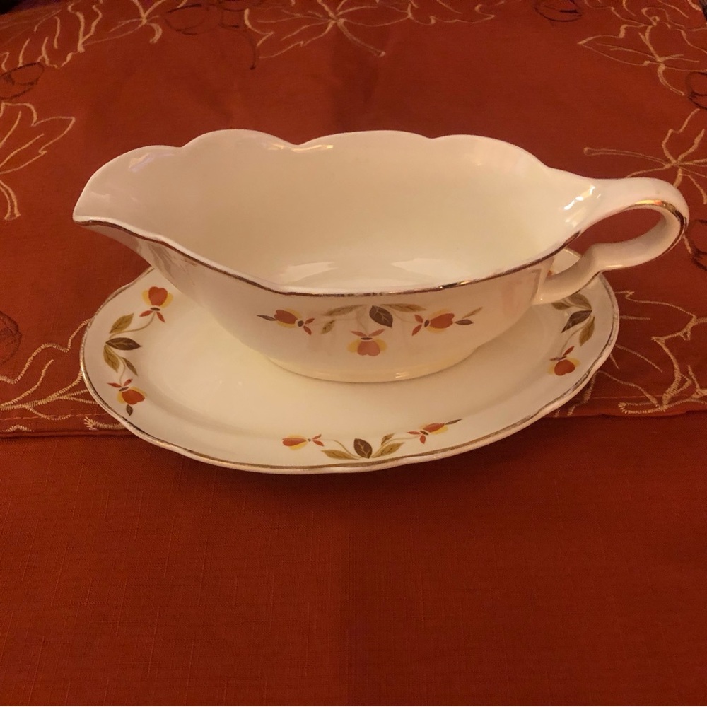 Hall Autumn Leaf Ruffled Edge Gravy Boar with Matching Underplate Vintage MCM